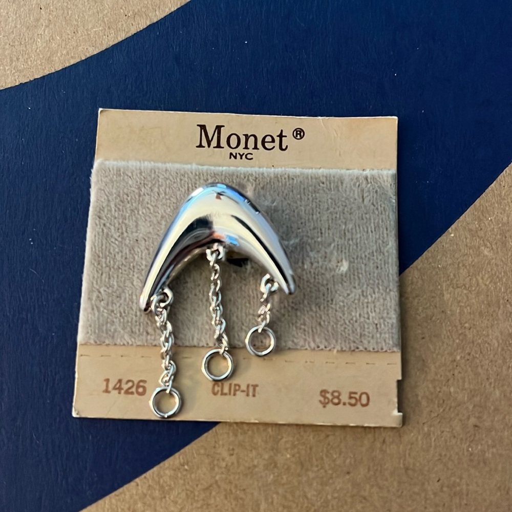 Monet brooch